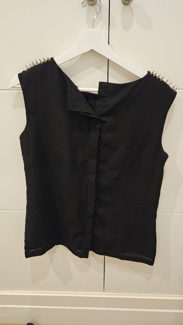 Blusa negra tachuelas