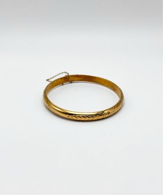 Pulsera media caña con tallas de oro 18k