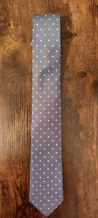 Corbata azul con lunares blancos. Cortefiel