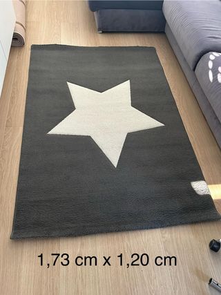 Alfombra infantil gris con estrella blanca 173x120