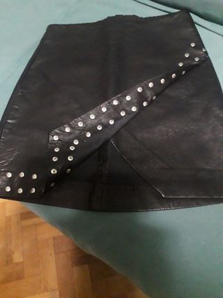 Minifalda negra polipiel con tachuelas