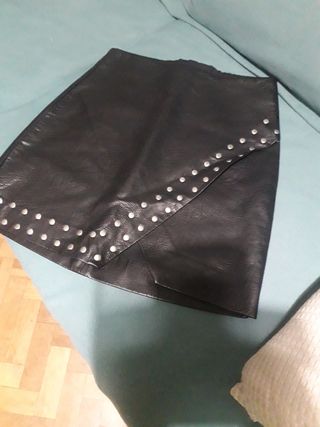 Minifalda negra polipiel con tachuelas