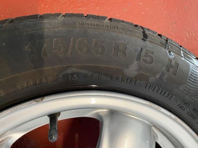 Juego 4 llantas mini 4 tornillos en muy buen estad