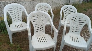Cinco  Sillas terraza plástico blancas
