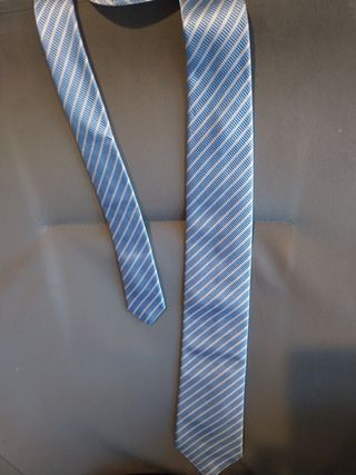 Corbata azul y blanca a rayas