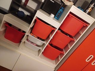 Estantería infantil con cajas rojas