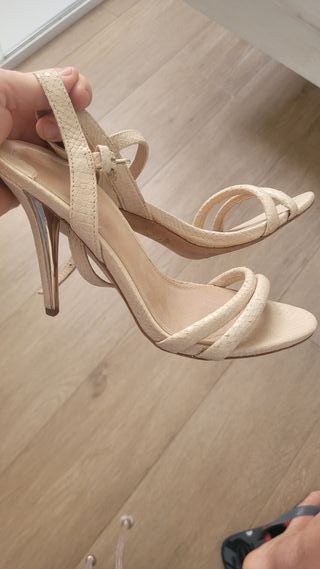 Sandalias tacón beige Uterqüe