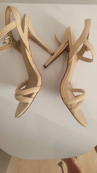 Sandalias tacón beige Uterqüe