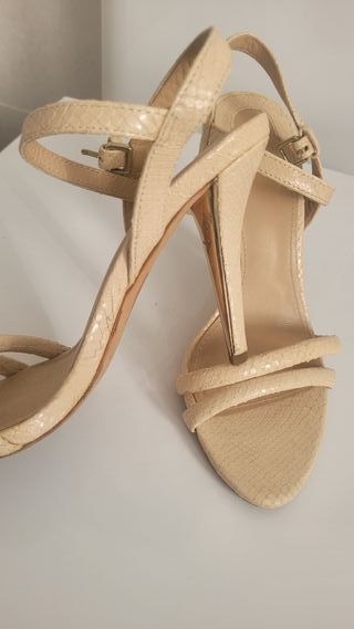 Sandalias tacón beige Uterqüe