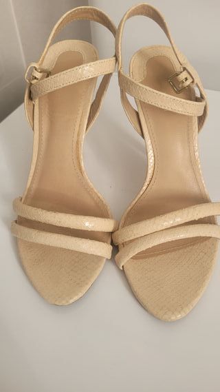 Sandalias tacón beige Uterqüe