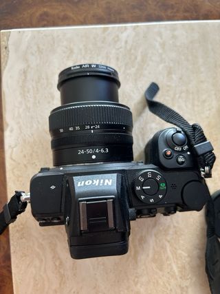 Nikon Z5 + 24-50mm f/4-6.3 + cargador