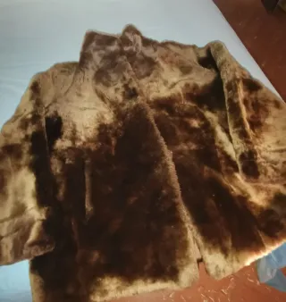 Abrigo de piel de Muton. Color marrón