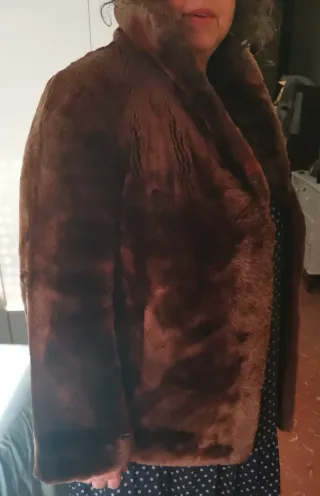 Abrigo de piel de Muton. Color marrón