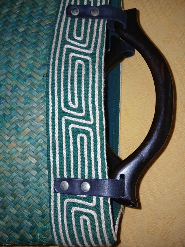 Borsa in rafia verde con manici in pelle