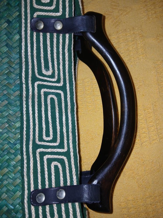 Borsa in rafia verde con manici in pelle