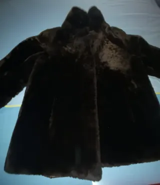 Abrigo marrón oscuro de piel de Muton.