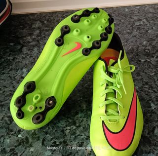 Botas fútbol Nike + espinilleras Kipsta