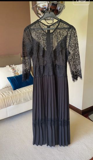 Precioso Vestido negro encaje falda plisada. 