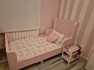 Cama y colchón infantil rosa Ikea extensible