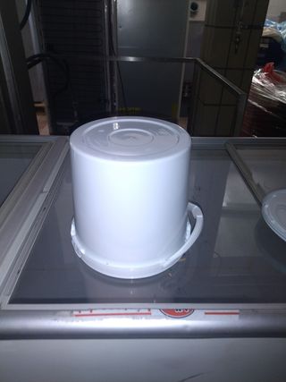 Cubos plásticos blancos  con tapa 10L