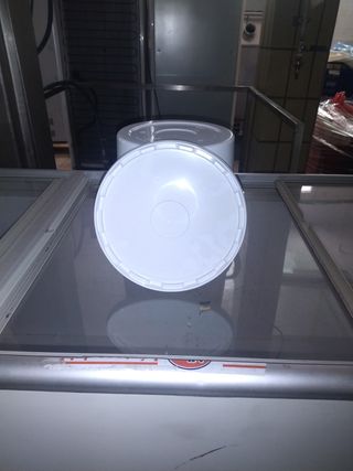 Cubos plásticos blancos  con tapa 10L