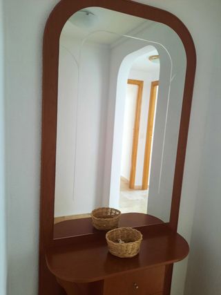 Mueble recibidor madera marrón