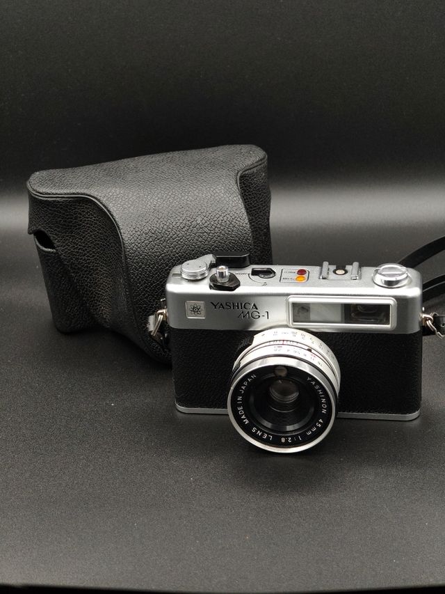 Cámara vintage Yashica MG-1 y Funda original
