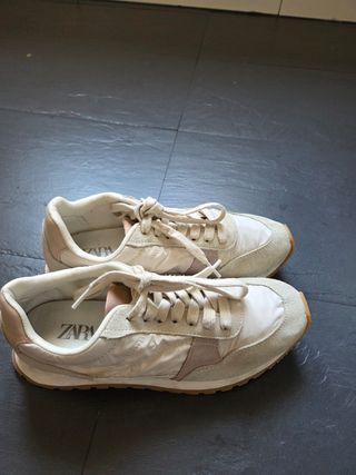 Zapatillas Zara beige y blancas