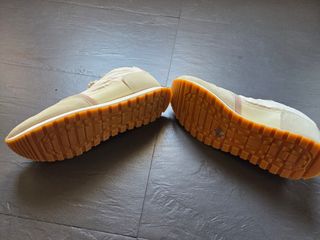 Zapatillas Zara beige y blancas