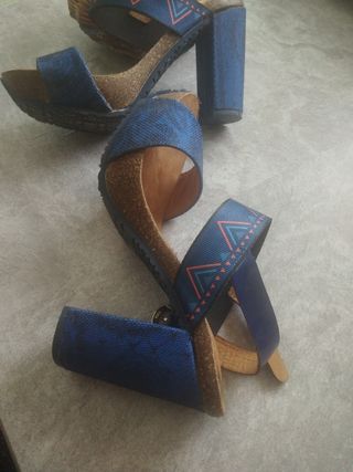 Sandalias Desigual tacón azul 41