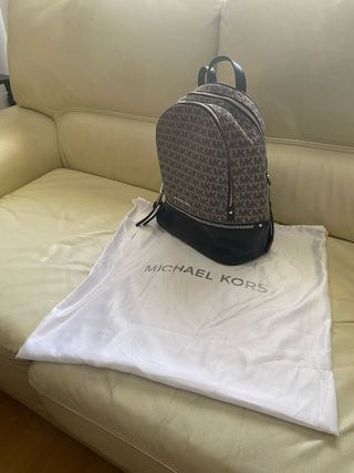 Mochila mediana de Michael Kors negra y gris.