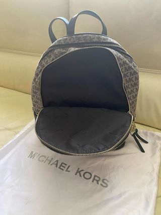 Mochila mediana de Michael Kors negra y gris.