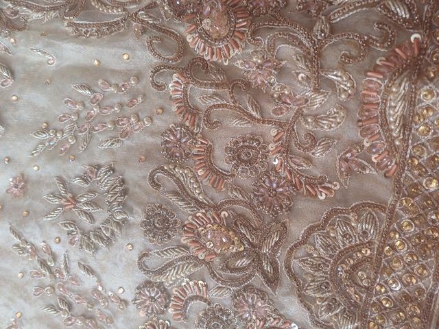 Saya bordada beige para virgen hasta 1 metro.