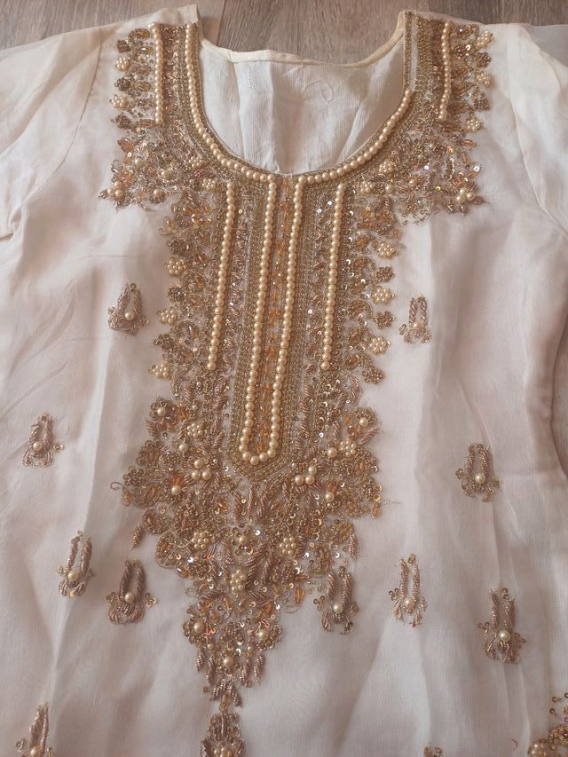 Saya bordada en oros metálicos y perlas y fantasía