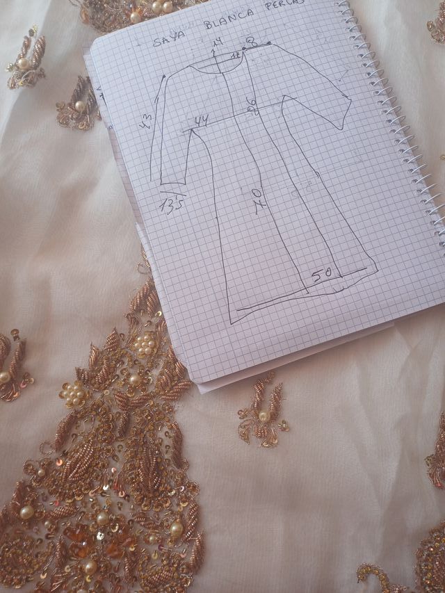 Saya bordada en oros metálicos y perlas y fantasía