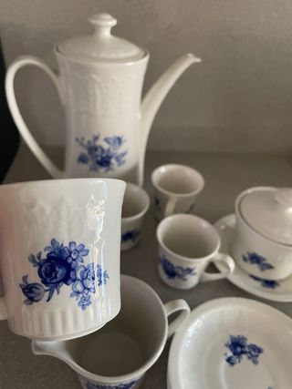 Juego café porcelana azul y blanco. marca Pontesa