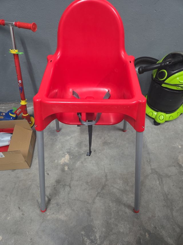 Trona roja para bebé en muy buen estado