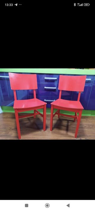2 Sillas rojas de madera