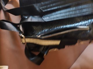 Mochila negra con ojo brillante