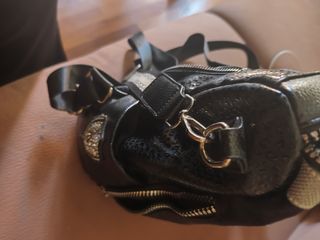 Mochila negra con ojo brillante