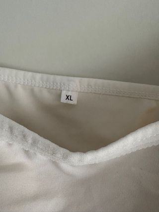 Camiseta blanca con sujetador