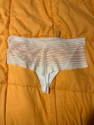 Camiseta blanca con sujetador