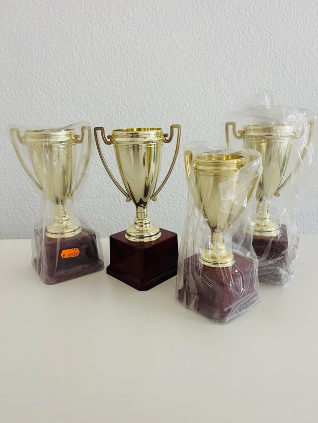 4 Trofeos PVC dorados - Nuevos