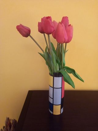 PIET MONDRIAN Jarrón + Tulipanes