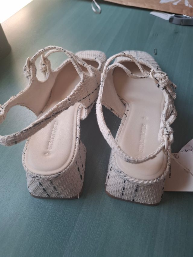 Nuove scarpe col tacco alto con etichetta Stradivarius 39