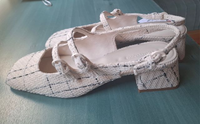 Nuove scarpe col tacco alto con etichetta Stradivarius 39