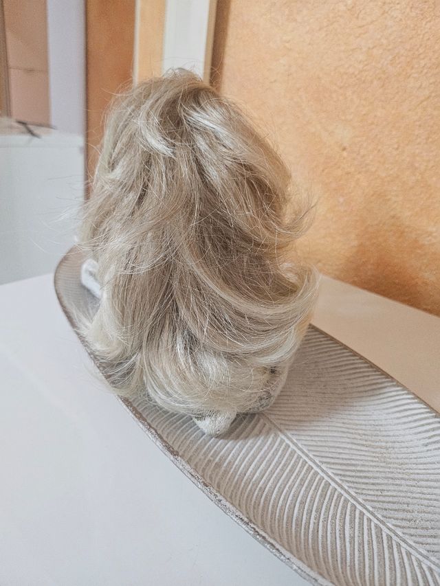 Peluca de cabello sintético beige