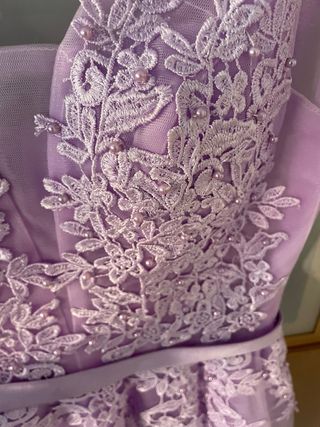 Abito lilla da sposa/ospite o damigella d'onore.