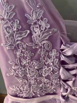 Abito lilla da sposa/ospite o damigella d'onore.