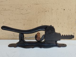 Cavatappi da muro in ghisa osteria vineria enoteca